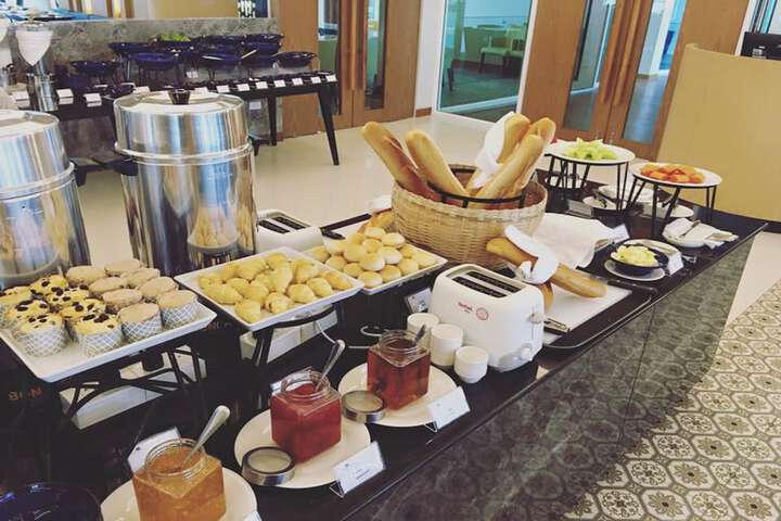 Breakfast/Coffee Service 104 of 111
