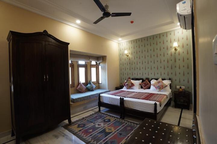 Room 8 of 17