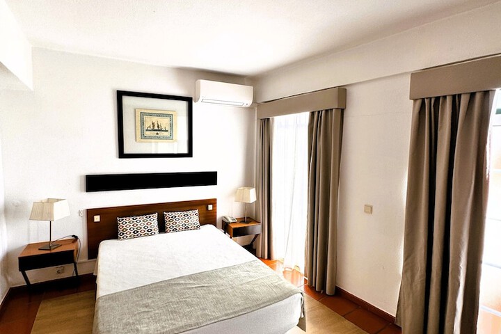 Room 11 of 28