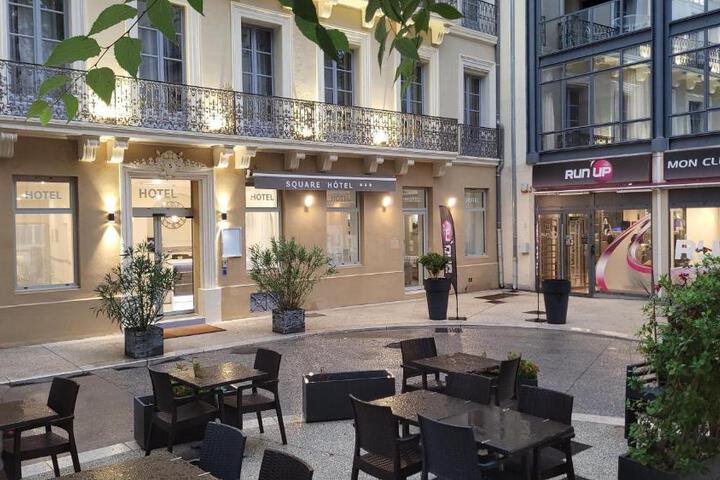 SQUARE HOTEL