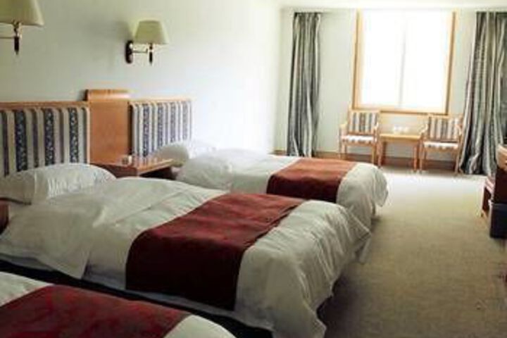 Room 4 of 8