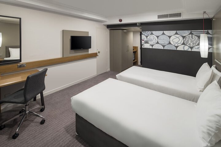 Room 10 of 103