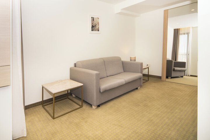 Room 13 of 30