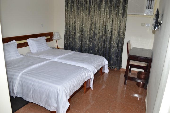 Room 10 of 32