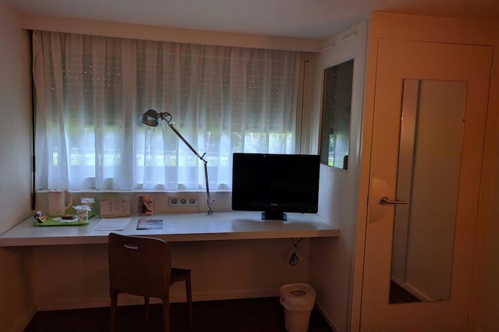 Room 6 of 40