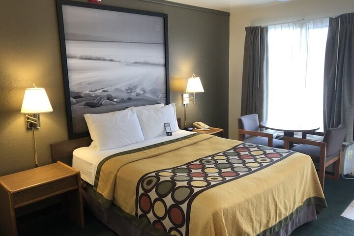 1 Queen Bed (8 of 49)