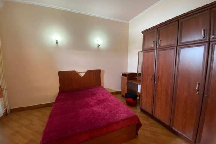 Room 4 of 8