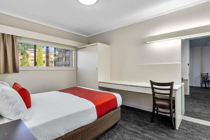Room 10 of 28