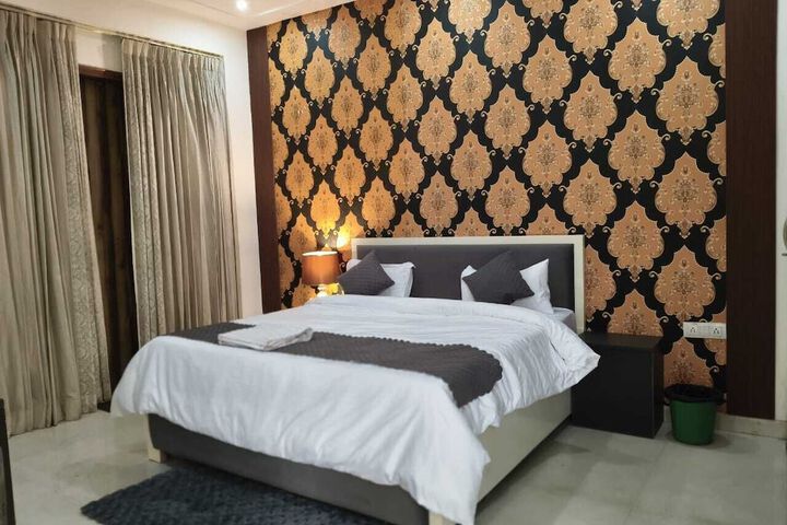 Room 10 of 21