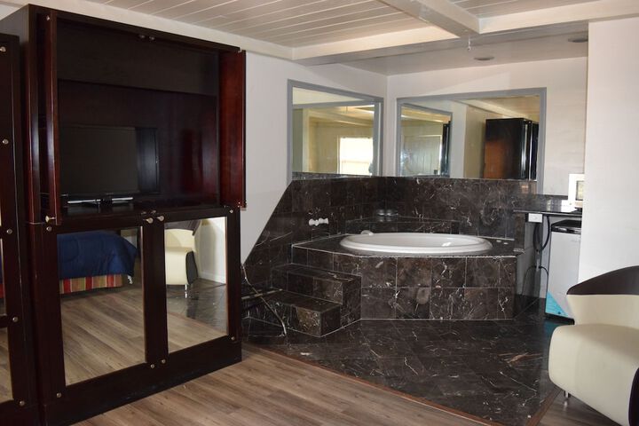 Private spa tub