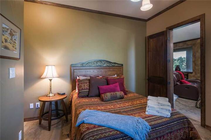 Sky Hawk Lodge Four bedroom Holiday Home
