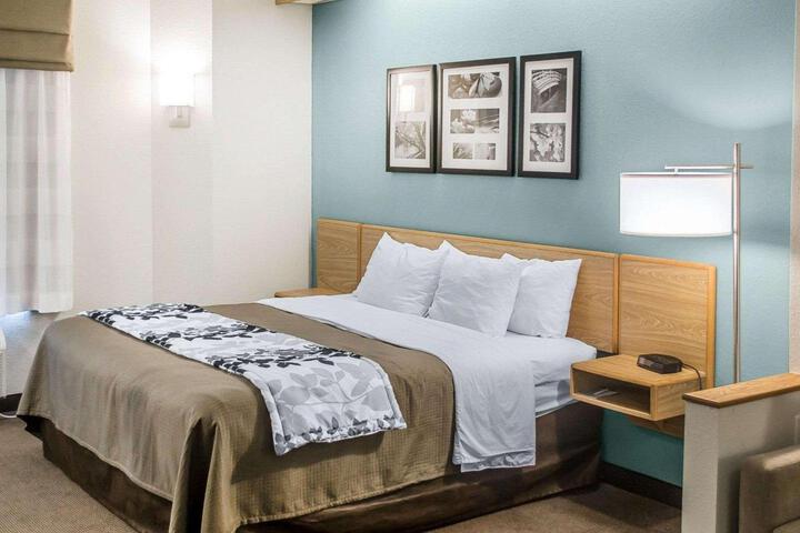 1 Queen Bed (14 of 14)