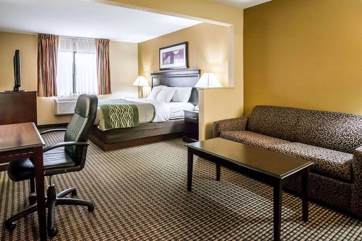 1 King Bed (2 of 22)