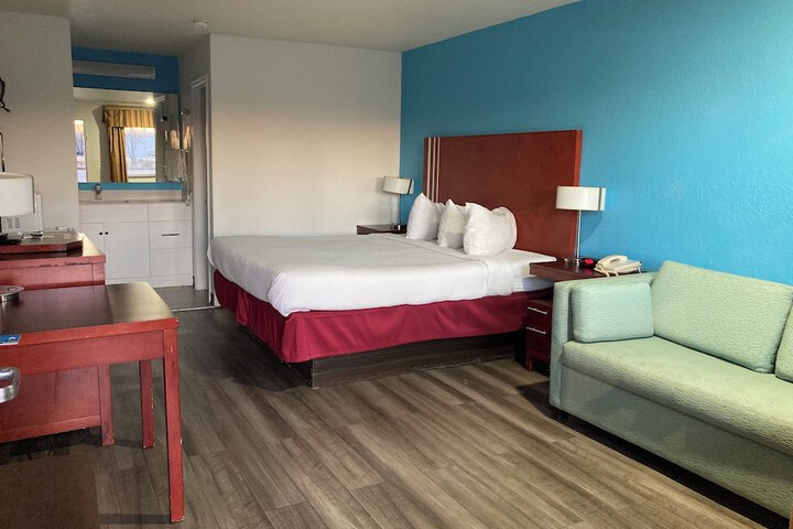 Room 2 of 10