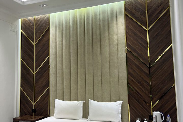 Room 10 of 33