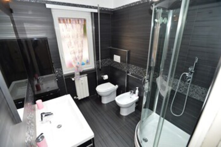 Room 4 of 18