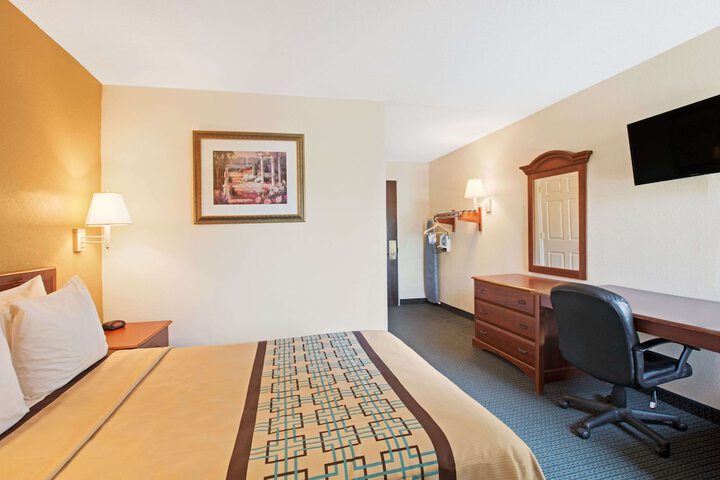 1 Queen Bed (1 of 3)