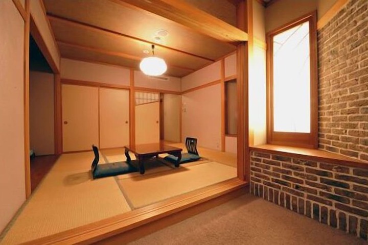 Room 6 of 27