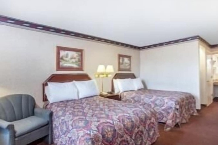 2 Queen Beds (2 of 8)