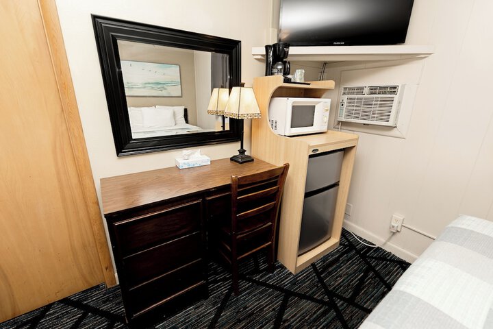 Room 7 of 12