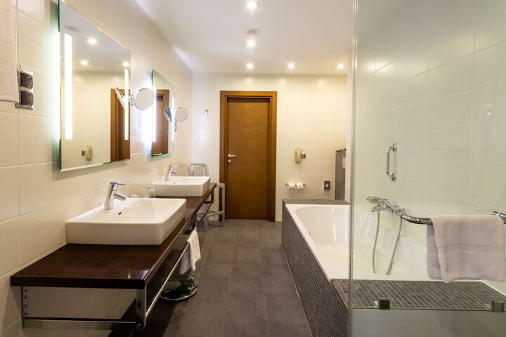 Room 105 of 228