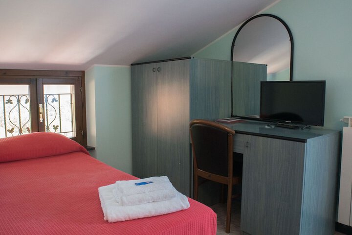 Room 5 of 19