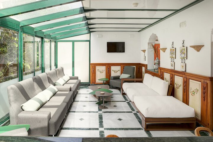 Lounge 23 of 32