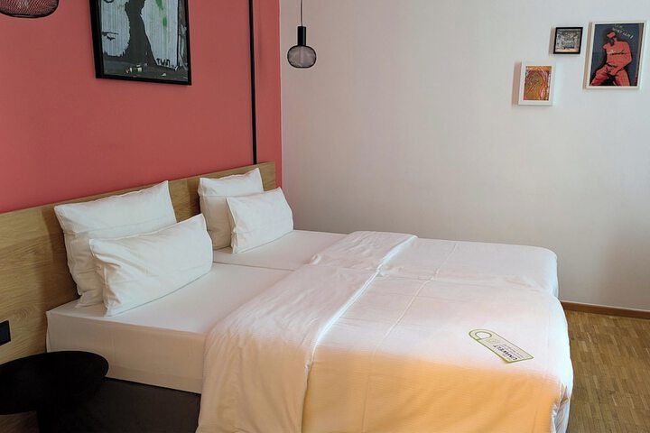 Room 32 of 62