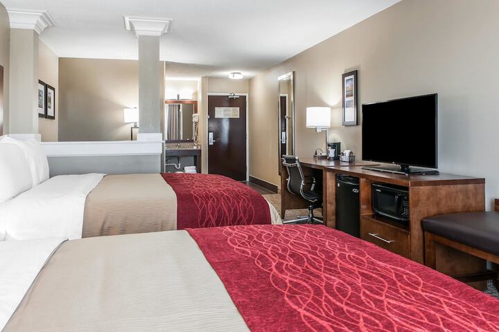 2 Queen Beds (8 of 10)