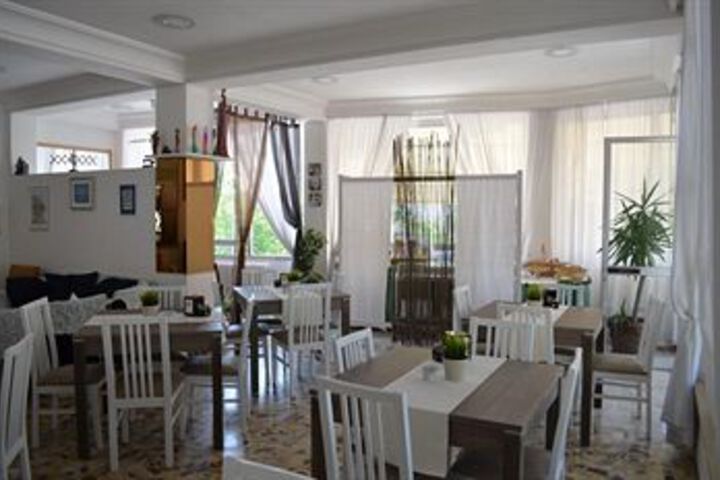 Dining 43 of 52