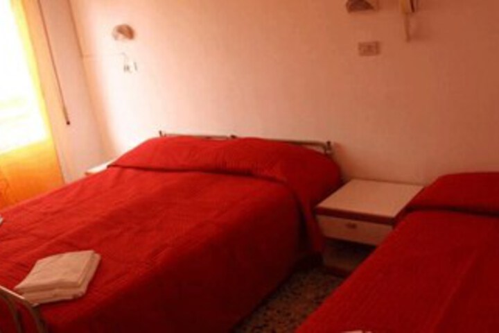 Room 9 of 16