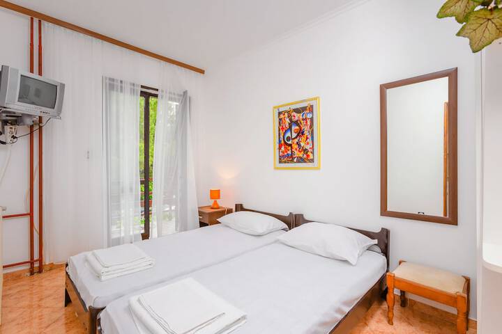 Room 8 of 43