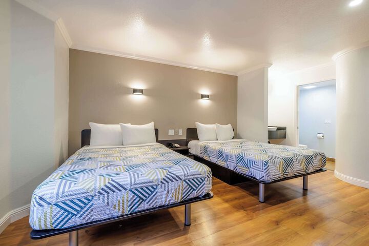 Double Accessible Queen Size Bed (3 of 7)