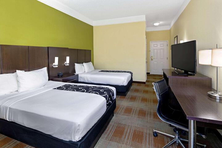 2 Double Beds (25 of 25)