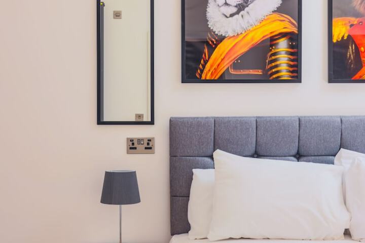 Room 10 of 33