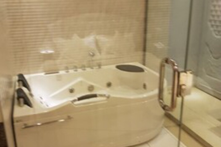Hot Tub 7 of 33