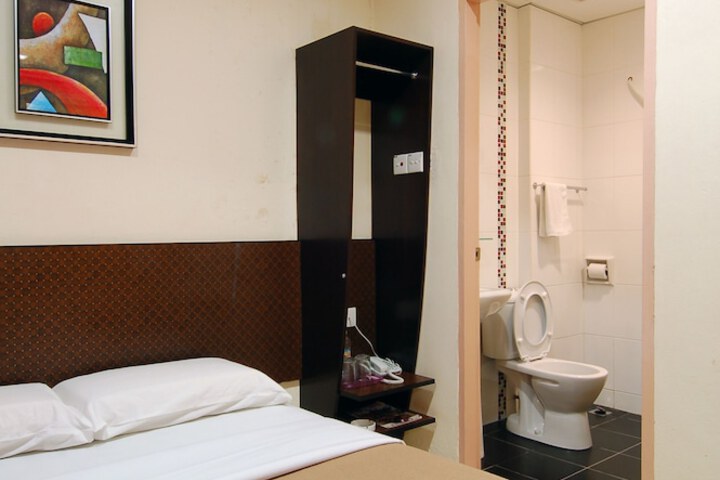 Room 7 of 12