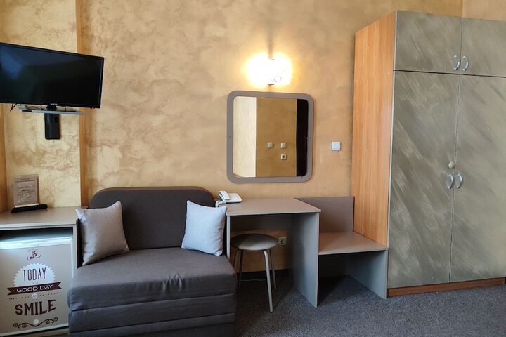 Room 8 of 18