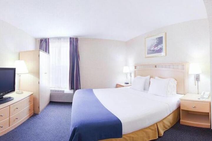 Room 4 of 7