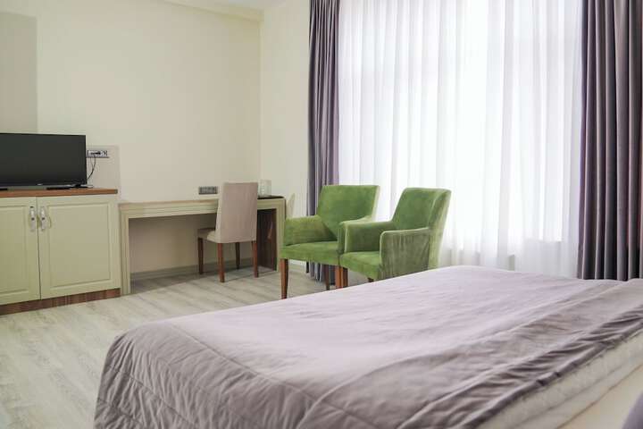 Room 6 of 28