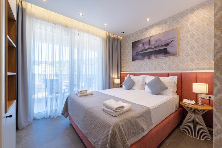 Room 10 of 76