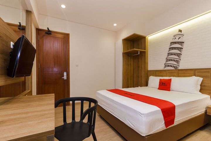 RedDoorz Plus at CBD Bintaro