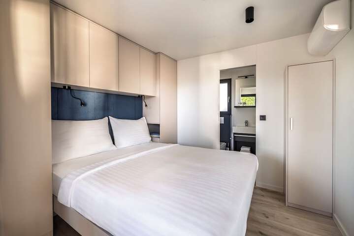Room 7 of 42