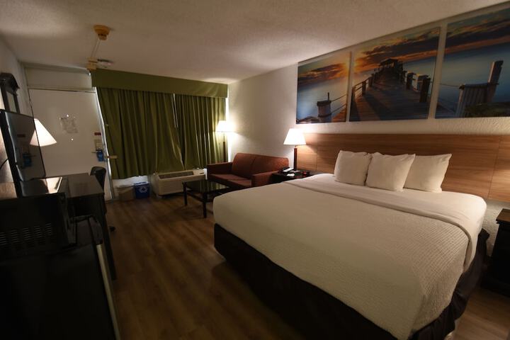 1 King Bed (11 of 30)