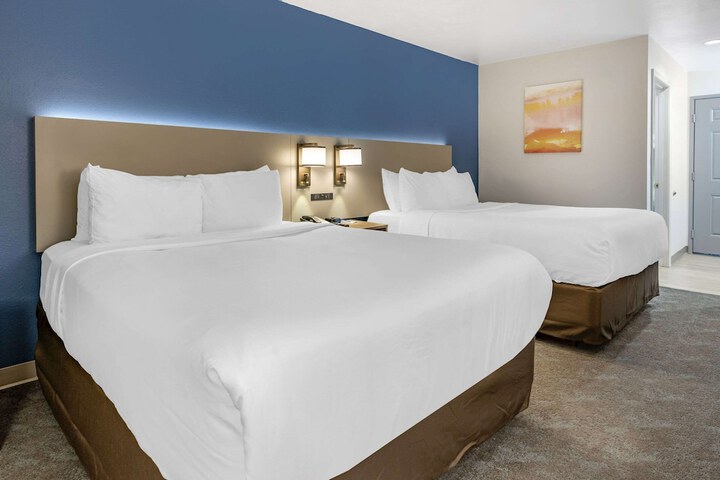 2 Queen Beds Accessible (9 of 9)