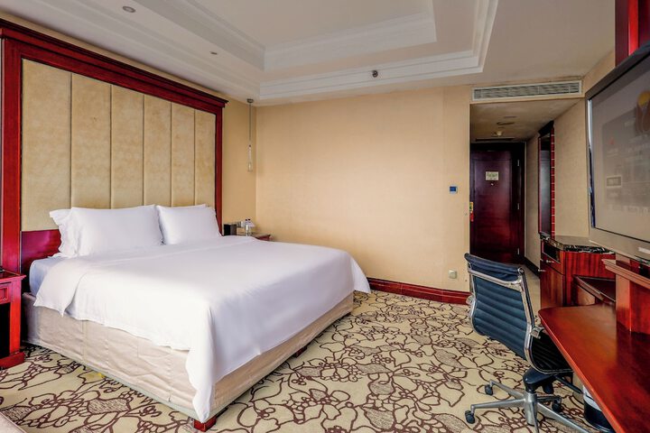 Room 35 of 102
