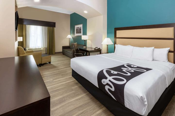 1 King Bed (2 of 23)
