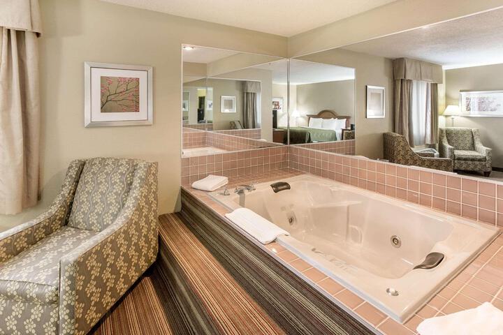 1 King Bed (2 of 14)