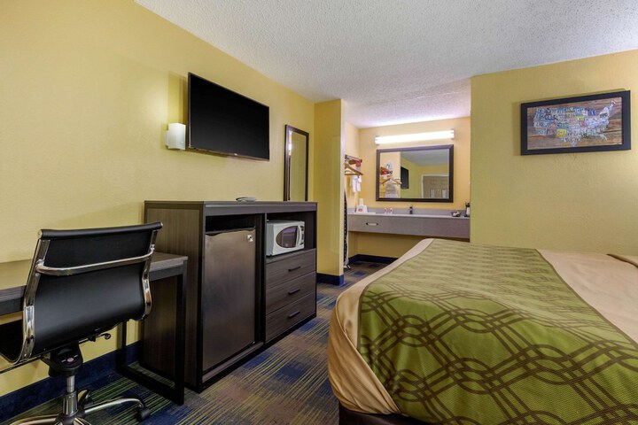 1 King Bed (6 of 7)