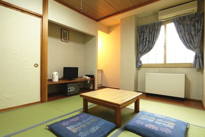 Room 11 of 50